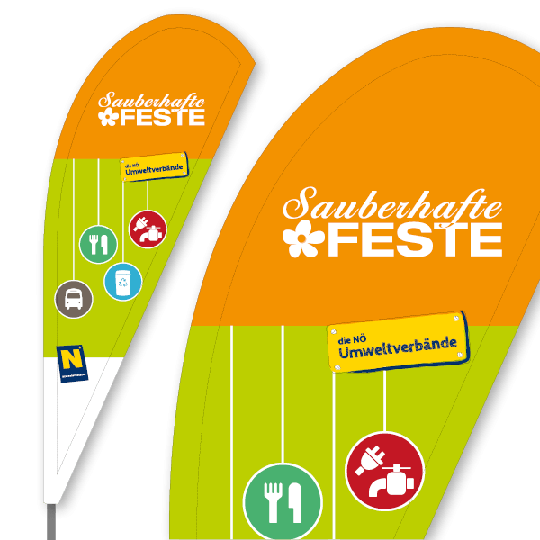 Beachflags in orange-grün-weiß-gestreift mit Nachhaltigkeits-Icons und den Logos von Sauberhafte Feste, den NÖ Umweltverbänden und dem Land Niederösterreich