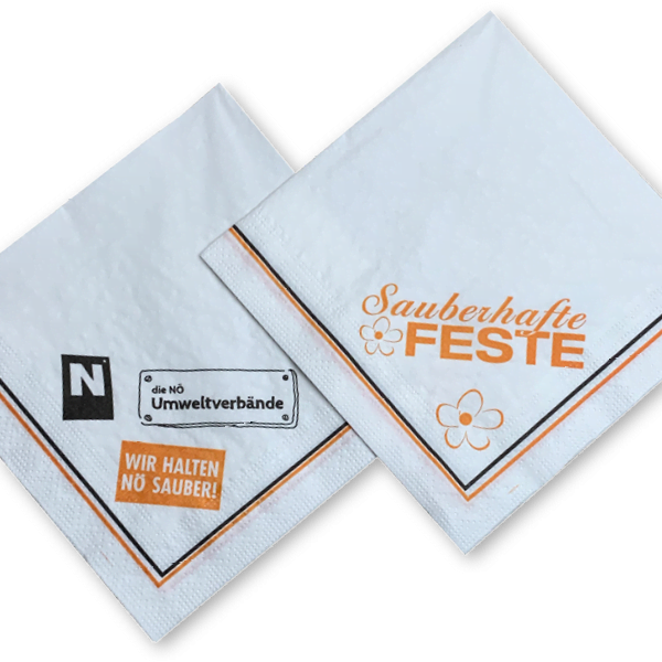 Weiße Servietten mit blauer und orangfarbener Verzierung, „Wir halten NÖ sauber“-Aufschrift und den Logos von Sauberhafte Feste, den NÖ Umweltverbänden und dem Land Niederösterreich