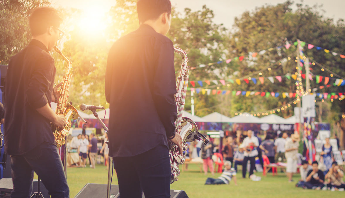 zwei Saxophonisten musizieren im Sonnenschein für ein Sauberhaftes Fest